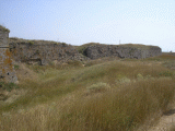 Обветшавшие стены крепости со строны моря.